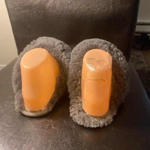 UGG Slippers Size 10 Women’s Gray Silver Fur Sherpa Slides Slippers Size 8 - Picture 6 of 11